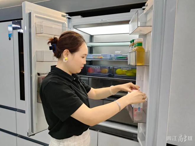 科技家电新风尚！内江以旧换新“盛惠不停”爱游戏(ayx)中国网站COLMO引领(图1)