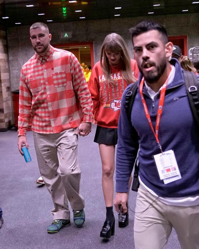 幸运星”凯尔西NFL生涯去留成谜爱游戏app登录霉霉成为男友的“(图2)