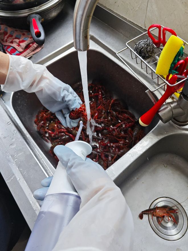 慧”！感觉离谱却解决不少生活痛点爱游戏app看了年轻人的“生活智(图8)